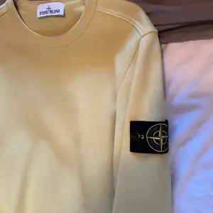 Tröja från Stone island som är inköpt i deras butik i Rom! Nästan aldrig använd så skick är nästan som ny. Limegul. QR kod för äkthetsbevis finns!  