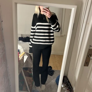 Randig stickad tröja - Mysig stickad tröja som tyvärr inte kommer till användning längre. Hör av dig vid frågor💗