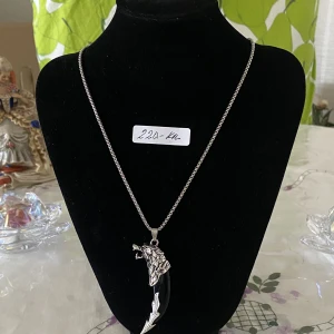 Halsband  - Halsband med varg hänge metall 