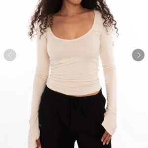 Adsgn topp - Säljer min sjukt snygga topp från adsgn i finaste biega färgen. Den är i strl S och slutsåld på hemsidan!! Bra skick. Nypris: 499kr