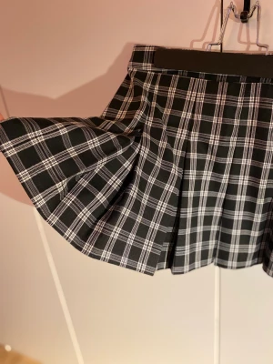  Plaid skirt - HM Divided school uniform skirt black plaid. Side zip and button.