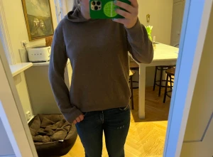 Oscar Jacobson stickad hoodie  - Säljer denna Kashmir blandade hoodien! Skriv vid intresse eller frågor<33 nypris 1500kr