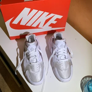 Nike huarache  - Skorna är helt nya. Jag har använt dom två gånger men nu säljer jag dom för att det var fel storlek.