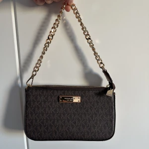 Michael kors väska  - Väska från Michael kors. Använd endast en gång, den är som ny. Nypris 1500kr