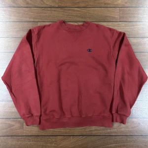 Champion Sweatshirt  - Snygg vintage vinröd sweatshirt i storlek M! Bara att skriva om du undrar över något🙏