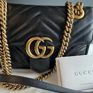 Äkta väska från Gucci GG Marmont mini modell 446744 i väldigt fint skick! Kvitto och dustbag medföljer. Ordinarie pris nu ca 20 000 kr på Guccis hemsida. Finns att hämta från visby eller kan skicka med spårbar/försäkrad frakt mot kostnad
