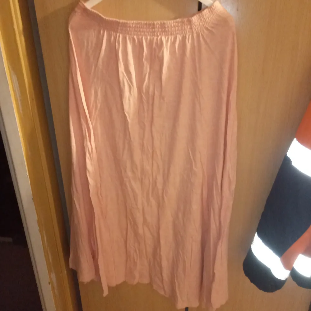 Orange rosa kjol med resår i midjan och knäppes med knappar fram i stl 42-44 och obetydligt använd. Hämtas i Skene alt skickas .. Kjolar.