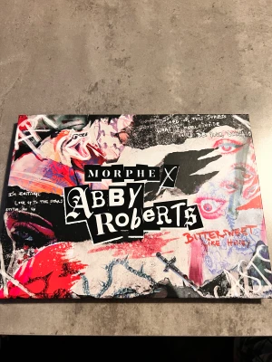 Morphe - Säljer denna palette från Morphe. Den är endast swatchad och då bara en färg. Nypris 290kr mitt pris 210kr plus frakt som köparen står för 