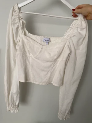 Topp/blus från Other Stories - Croppad/kort topp från Other Stories. Säljer pga att jag aldrig använder den. Köptes för ca 700 sek men säljer för 250 sek! Frakt ingår ej. 