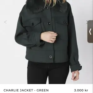 säljer helt oöppnad och oanvänd grön meotine jacka i modellen charlie, grön. storlek S/M som jag säljer (slutsålda överallt) går inte ner i pris då dem är helt oanvända o oöppnade💓 3000kr styck.
