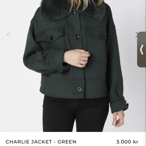 Meotine charlie jacka, grön - säljer en meotine jacka i modellen charlie, grön. storlek S/M som jag säljer (slutsålda överallt). Den är använd väldigt få gånger och har inga tecken på användning💓💓