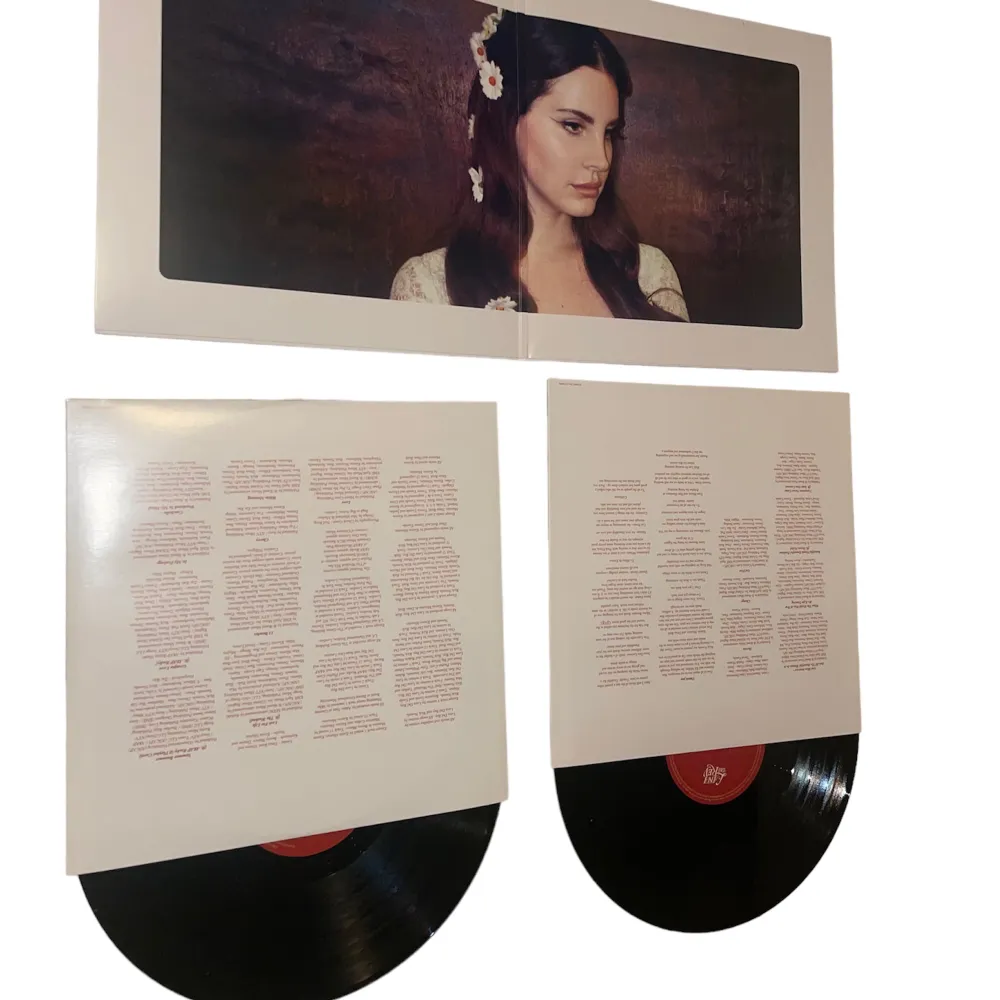 Säljer dessa unika Lana Del Rey vinyl skivorna. Dom är inte använda utan bara köpta som prydnad. Köptes runt årsskiftet och har bara stått på en hylla sen dess, dvs dom är i nyskick. Dom kommer i en fin förpackning med tryck på! Skriv vid E.V funderingar!. Accessoarer.