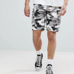 Dickies Camo Shorts  - Hej säljer dessa dickies shorts jag köpte för några år sen. Använde dem runt 3 gånger om jag minns rätt så dessa är nästintill nya.   Nypris låg på runt 600kr 