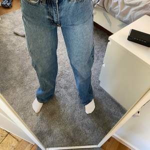 Säljer dessa fina jeans från lager 157 då dom blivit för tajta för mig, bra skick, säljes för ca 200kr, frakt diskuteras 💕
