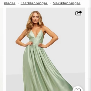 Grön Balklänning från Nelly - En jättefin grön klänning med öppen rygg från Nelly, till bal eller en finmiddag. Justerbara axelband. Använd vid ett tillfälle, i gott skick. Nypris 1100kr, säljer för 800kr. Vid intresse kan fler bilder skickas. Upplagd för längden 170cm, fotsid. Storlek 38, motsvarar M💕💕💕