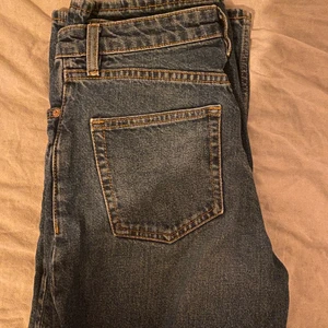 Monki jeans - Skitsnygga jeans från monki i en mörkblå färg. Säljer för att dom inte används så mycket! 