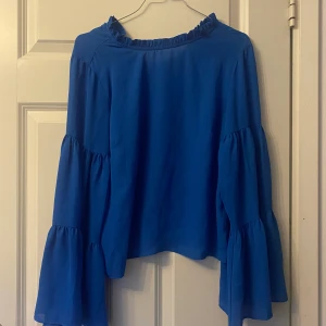Blå blus - Volang armar