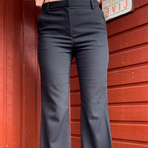 Svarta raka kostymbyxor - Säljer dessa superfina kostymbyxor från Lindex i modellen Fiona🖤 Sitter lite tajtare upp till över rumpan o är mer raka i byxbenen🖤