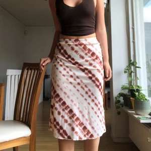 midi kjol - så fin längre kjol från shop cider i satin liknande material , använd ett par gånger i sommras men är inte riktigt min stil :) Storlek m men passar mer s