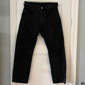 Säljes dessa Weeday jeans i modell Space. Storlek 29/30. Midjan är ca 85 cm och längden för inneben är 72 cm. Bra skick!