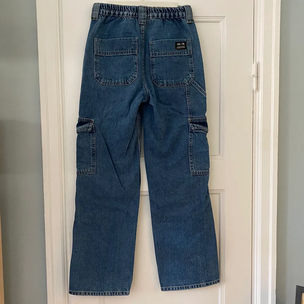 Säljes dessa jeans från BDG Urban Outfitter i modell SKATE. Mått: W24 och L30. Midjan är som max ca 76 cm (mycket stretch) och längden på inneben är 72 cm. Mycket sparsamt använda!. Jeans & Byxor.