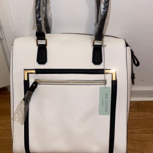 Väska  - Aldrig använt det är helt nytt, det är väldigt modernt och vackert och passar med allt 