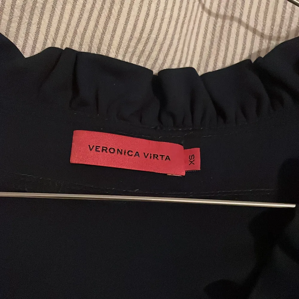 Mörkblå Veronica Virta tröja/blus, säljer då den inte kommer till användning längre. Fint skick,  inga märken eller så. Om intresserad skicka privat för fler bilder. 250kr  + frakt 66kr. Blusar.