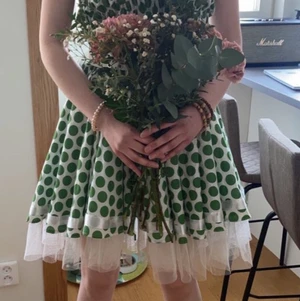 Fluffig klänning - Fin fluffig klänning med siden band den passar nästan vem som helst eftersom att det är stretchbart material