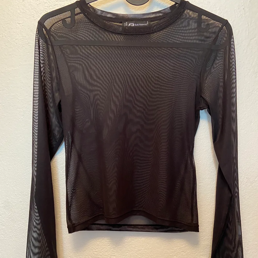 Croppad svart mesh (genomskinlig) tröja i stl XXS men passar  upp till stl M, stretchigt material.. Toppar.