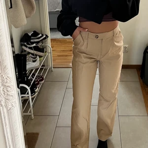 NAKD byxor storlek S - Snygga beiga byxor i linne material, storlek S. De är aldrig använda bara testade, då det inte riktigt känns som min stil. Köparen står för frakten.