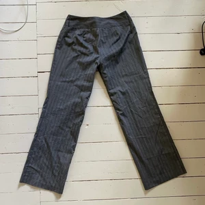 gråa kostymbyxor - Insydda i midjan och vid innerbenen, men det är hur enkelt som helst att sprätta upp. säljer för att jag har två till liknande. men sitter så bra och är så snygga