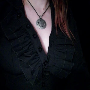 Halsband från vikigmarknad - Halsband från vikigmarknad med svart kedja medaljongenn är gjord i tenn o mönstrad använd 1 gång pris 60kr frakt till komer