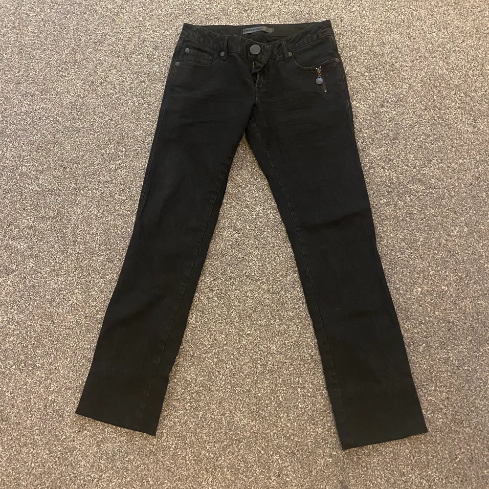 Säljer dessa vanliga svarta jeans. Dom är inte för Lågmidjade men skulle rankas som det. Inte min stil därför jag säljer. Ingen aning vad märket är därför är priset 100kr. Hör av er om ni är intresserade eller vill ha mer bilder❤️. Jeans & Byxor.