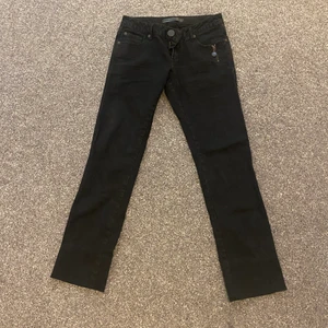 Lågmidjade jeans - Säljer dessa vanliga svarta jeans. Dom är inte för Lågmidjade men skulle rankas som det. Inte min stil därför jag säljer. Ingen aning vad märket är därför är priset 100kr. Hör av er om ni är intresserade eller vill ha mer bilder❤️