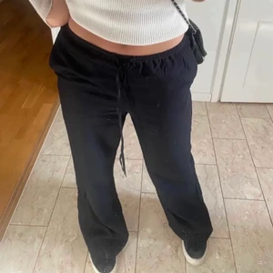 Linnebyxor - Supersnygga slutsålda linnebyxor från HM, (lågmidjade) endast provade 2 gånger. (Uppsprättade nertill så de är längre i benen) 💞💞 bud på 300kr