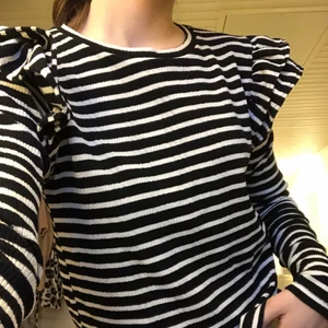Randig tröja - Randig tröja med volang ifrån Zara!! Använd fåtal gånger och den är i superbra skick. 150kr plus frakten som tillkommer på 66kr💗💗