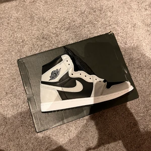 Jordan 1 High Shadow 2.0 (REP BOX) - * JORDAN 1 HIGH SHADOW 2.0 (REPLACEMENT BOX)  STL: 40  PRIS: 2500kr all in  