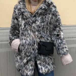 Jacka i fejkpäls - Säljer en av mina favoritjackor! Så mysig och snygg! Storlek S