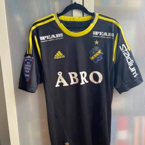 Säljer AIK matchtröja i fint skick, Storlek S men passar även M