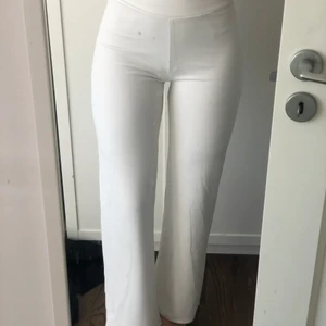 Vita byxor  - Säljer jättefina vita byxor som formar din kropp jättefint! Säljer pga får tyvärr inte använd av dom. 
