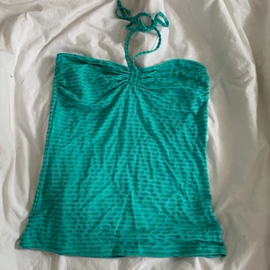 Söt topp🤩 - Supersöt topp som man knyter i nacken. Där är blå/turkos och i sååå skönt material. Den är perfekt nu till sommaren och i som ny skick😊