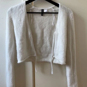 Vit kofta - Super söt kofta från H&M. Storlek xs men passar mig som ofta har S på tröjor💓 köparen står för frakt 