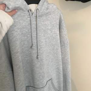 Skön hoodie från bikbok, storlek xs men passar s, inte använd så många gånger, 100kr + frakt