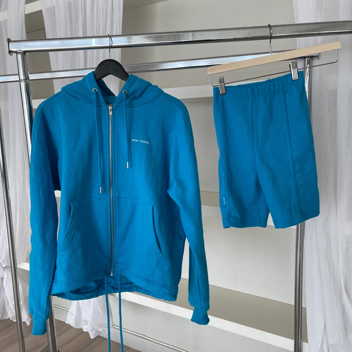 NICKI STUDIO TRÖJA OCH KYCKELBYXOR