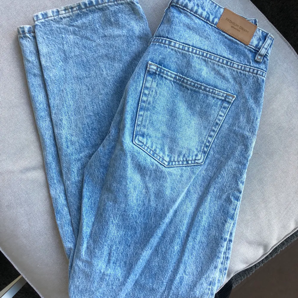 90’s high waist jeans från Gina Tricot i strl 38. Använd ett fåtal gånger så i fint skick, möjligtvis lite slitna längst ner då dom varit för långa på mig! Köparen står för frakt. ☺️. Jeans & Byxor.