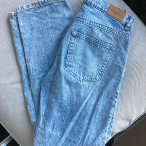 90’s high waist jeans Gina Tricot - 90’s high waist jeans från Gina Tricot i strl 38. Använd ett fåtal gånger så i fint skick, möjligtvis lite slitna längst ner då dom varit för långa på mig! Köparen står för frakt. ☺️