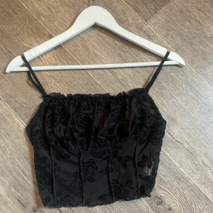 Svart topp - Säljer då den inte kommer till använing. Bra skick använd en gång:)