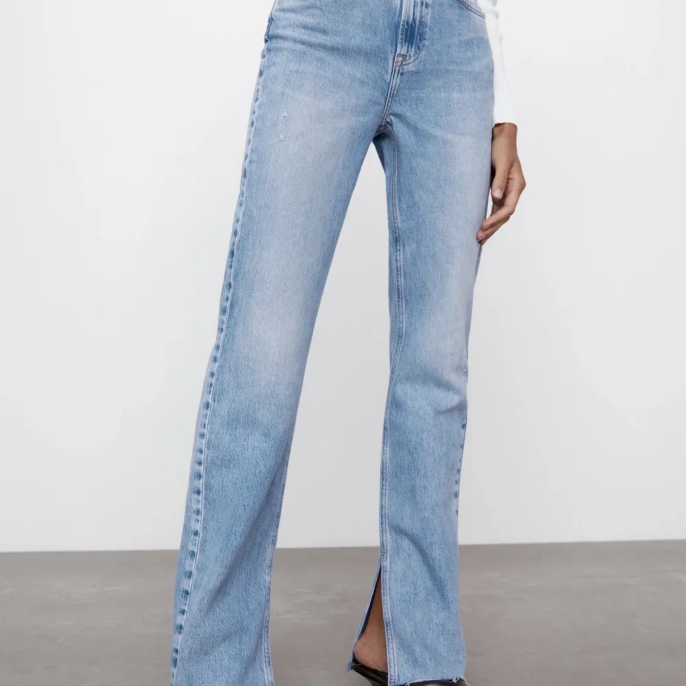 Zara Z1975 jeans slim fit med slits. Klippt egna hål. Älskar verkligen dom här jeansen men tyvärr blivit för små:((( 💓. Jeans & Byxor.