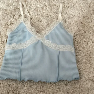 Söt ljusblått linne spetts  - Säljer denna söta ljusblåa spetts topp. Använt ändast en gång 😻💕 jag bor i Stockholm, Årsta och kan mötas upp. Storlek XS 
