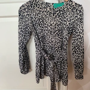 Sidenblus Greta strl S - Fint skick. Rymlig S. Svart/vit med lite pösiga ärmslut och knyt fram alt bak, välj själv! Nypris 1695kr. 